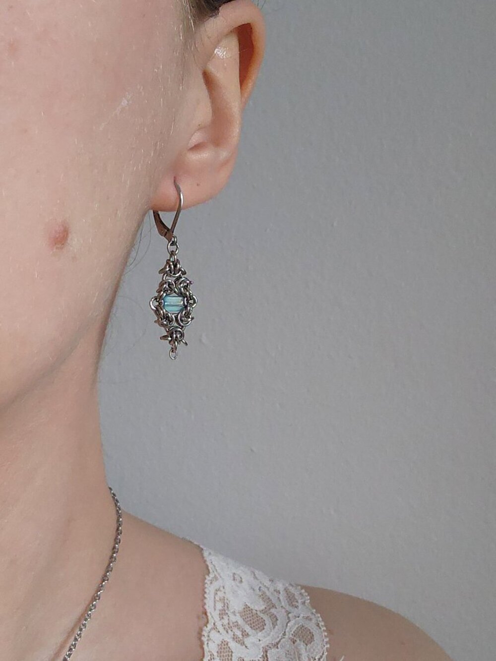 Medieval delicate and dainty silver and blue leverback earrings - Picture 2 of 9